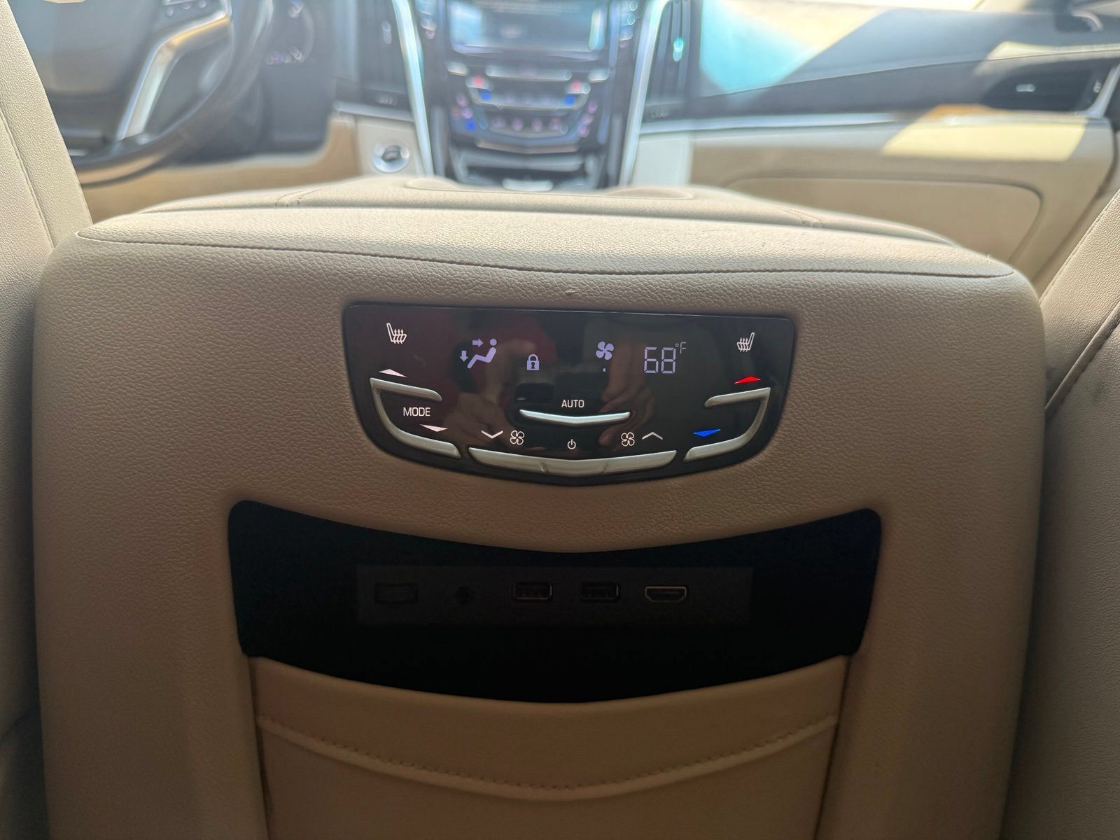 Used 2019 Cadillac Escalade Luxury AWD/4WD image 23