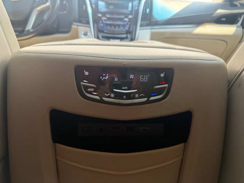Used 2019 Cadillac Escalade Luxury AWD/4WD image 23