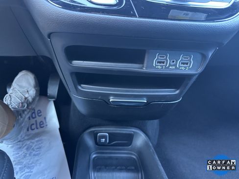 Used 2025 Chrysler Pacifica Select image 71