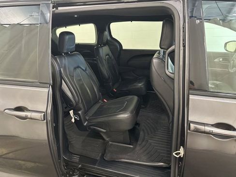 Used 2020 Chrysler Pacifica Touring-L w/ S Appearance Package image 13