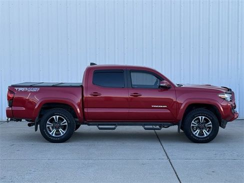 Used 2018 Toyota Tacoma TRD Sport image 3