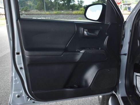 Used 2019 Toyota Tacoma TRD Sport AWD/4WD image 12