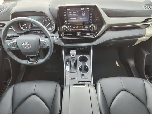 Used 2021 Toyota Highlander XLE FWD image 29