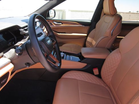 Used 2023 Jeep Grand Cherokee L Summit AWD/4WD image 15