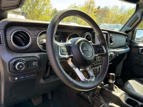 Used 2023 Jeep Wrangler Unlimited Sahara AWD/4WD image 10
