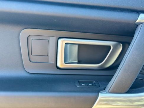 Used 2019 Land Rover Discovery Sport SE image 21