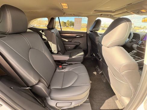 Used 2026 Toyota Highlander Limited image 29
