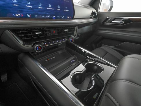 Used 2026 Chevrolet Suburban Z71 w/ Comfort Package image 25