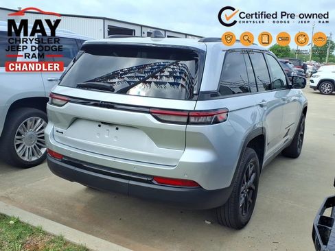 Used 2025 Jeep Grand Cherokee Altitude AWD/4WD image 2