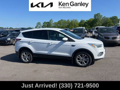 Used 2017 Ford Escape SE FWD image 4