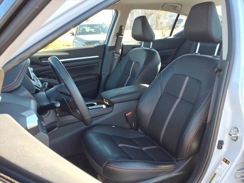 Used 2024 Nissan Altima 2.5 SR image 3