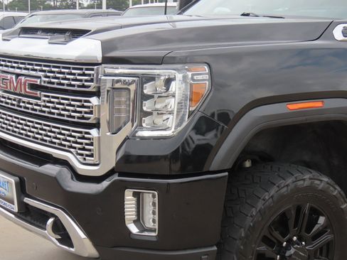 Used 2023 GMC Sierra 2500 Denali w/ Denali Black Diamond Edition AWD/4WD image 2