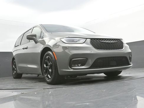 Used 2022 Chrysler Pacifica Limited w/ Uconnect Theater Family Group image 37