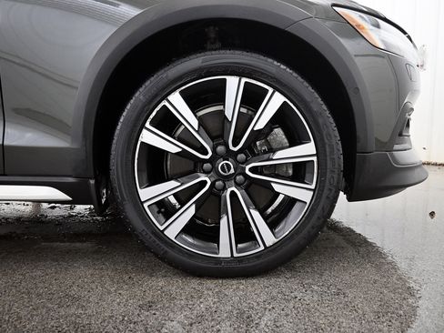 Used 2020 Volvo V60 T5 Cross Country image 36