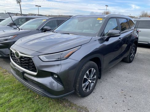 Used 2023 Toyota Highlander XLE image 4