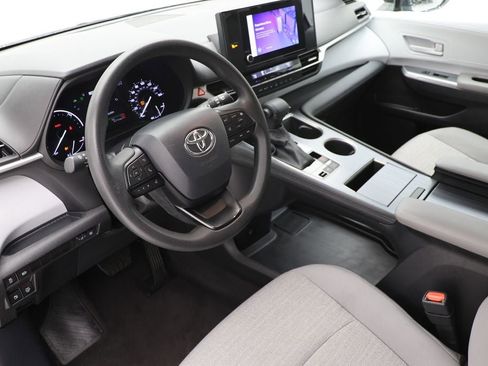 Used 2025 Toyota Sienna LE image 13