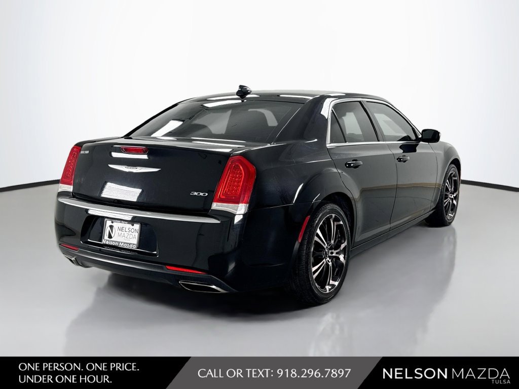 Used 2019 Chrysler 300 Touring w/ Chrome Appearance Package RWD image 5