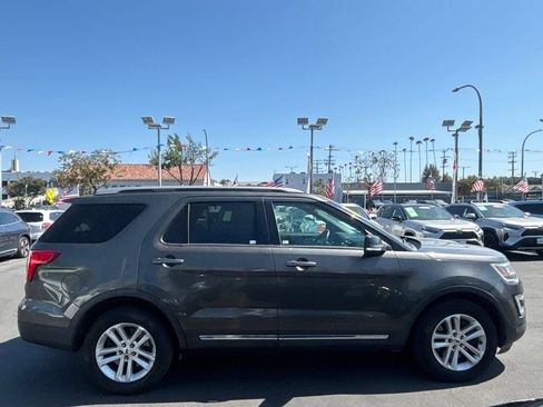 Used 2017 Ford Explorer XLT w/ Equipment Group 202A FWD image 3