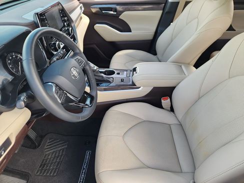 Used 2020 Toyota Highlander Limited image 13