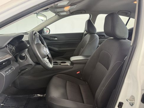 Used 2025 Nissan Altima 2.5 SV FWD image 14