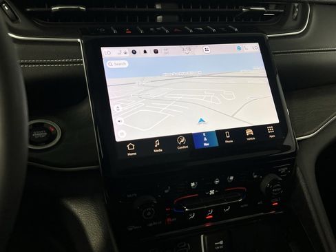 Used 2023 Jeep Grand Cherokee L Limited w/ Luxury Tech Group II image 16