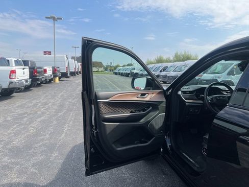 Used 2021 Jeep Grand Cherokee L Summit w/ Luxury Tech Group V image 18