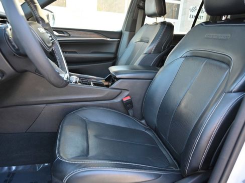 Used 2023 Jeep Grand Cherokee Overland AWD/4WD image 21