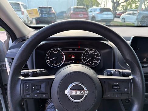 Used 2024 Nissan Rogue S FWD image 17