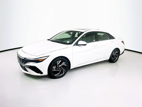 Used 2025 Hyundai Elantra SEL FWD image 4