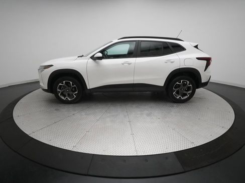 Used 2024 Chevrolet Trax LT w/ Sunroof Package FWD image 23