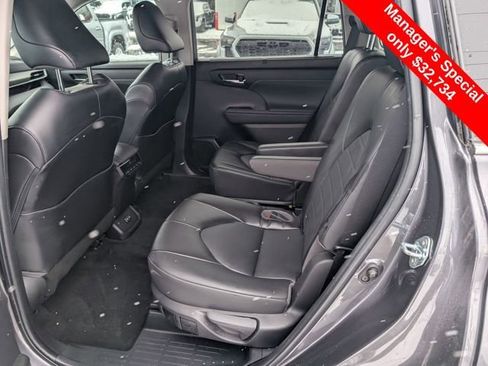 Used 2022 Toyota Highlander XLE image 10