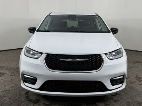 Used 2024 Chrysler Pacifica Touring-L FWD image 2