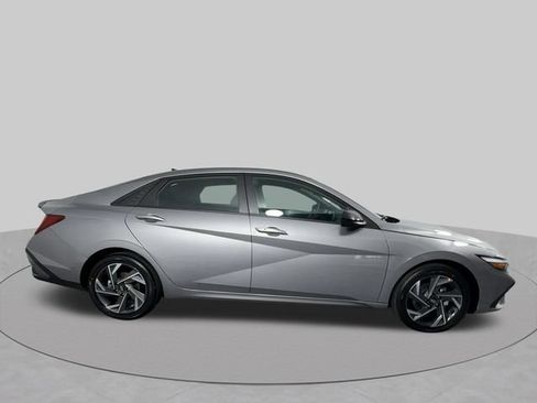 Used 2025 Hyundai Elantra SEL FWD image 11