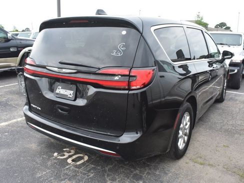 Used 2023 Chrysler Pacifica Touring-L FWD image 4
