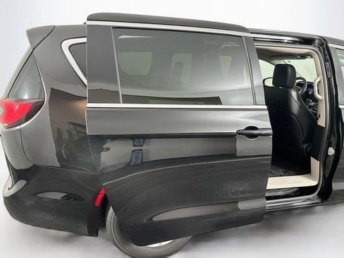 Used 2024 Chrysler Pacifica Touring-L image 31