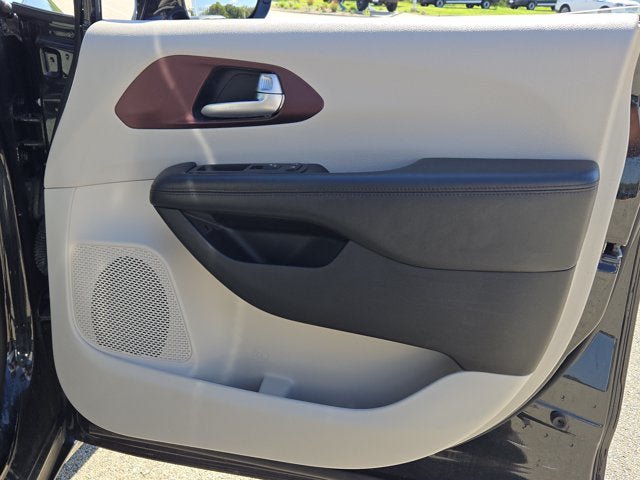 Used 2017 Chrysler Pacifica Limited FWD image 8