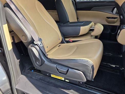 Used 2024 Kia Carnival LX FWD image 19