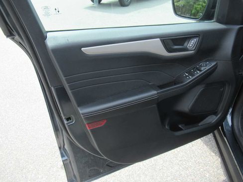 Used 2022 Ford Escape SE w/ SE Sport Appearance Package image 24