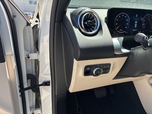 Used 2025 Mercedes-Benz GLB 250 image 16