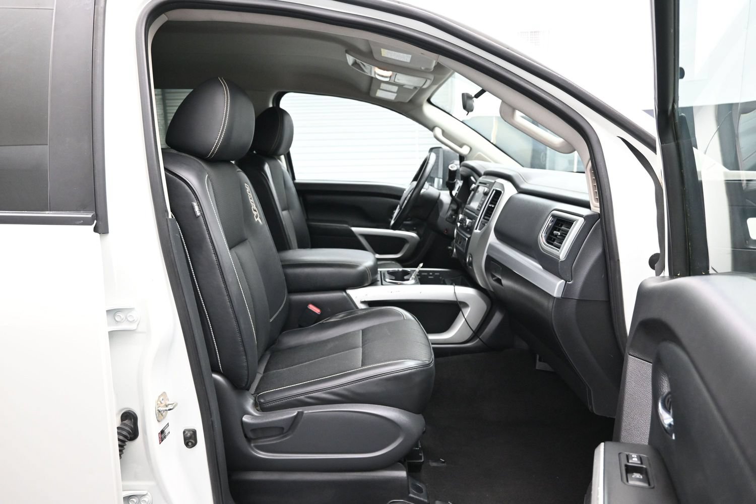 Used 2018 Nissan Titan PRO-4X w/ Pro-4x Utility Package AWD/4WD image 13