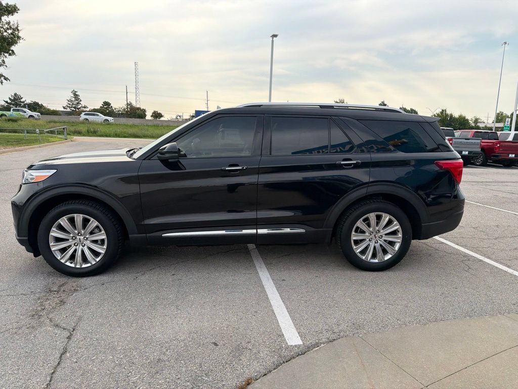 Used 2021 Ford Explorer Limited w/ Equipment Group 301A AWD/4WD image 14