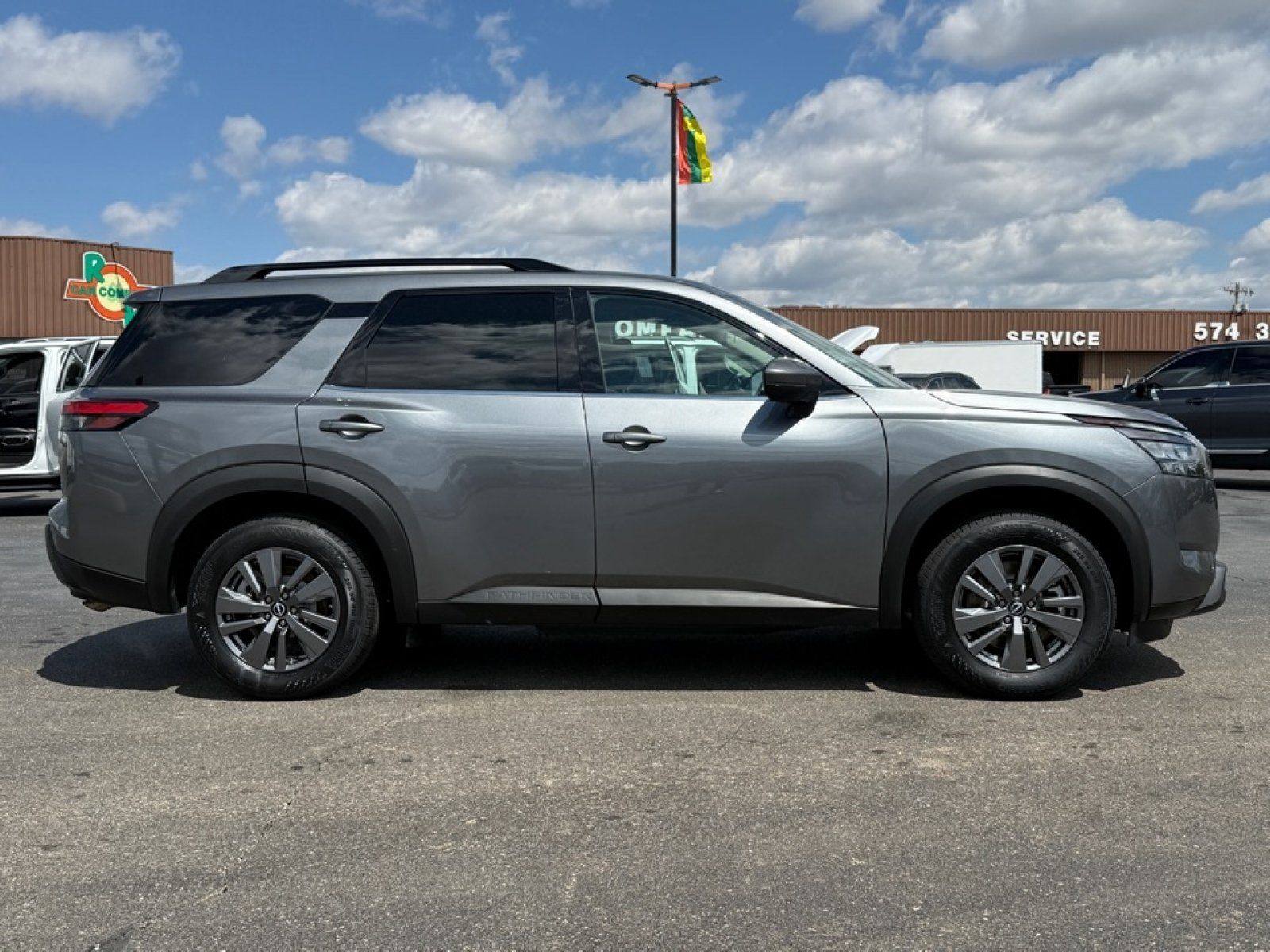 Used 2025 Nissan Pathfinder SV FWD image 9