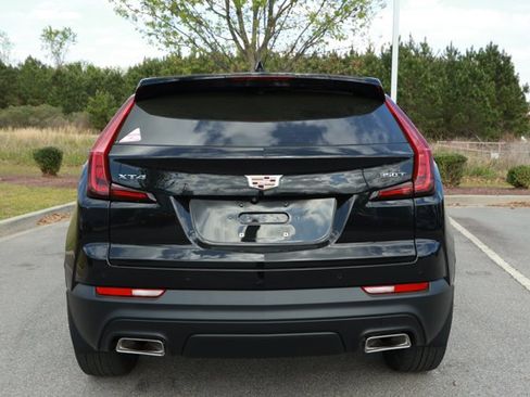 Used 2022 Cadillac XT4 Luxury w/ Cold Weather Package FWD image 7