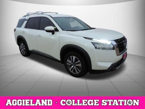 Used 2024 Nissan Pathfinder SL FWD image 3
