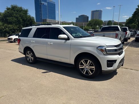 Used 2024 Ford Expedition XLT RWD image 3