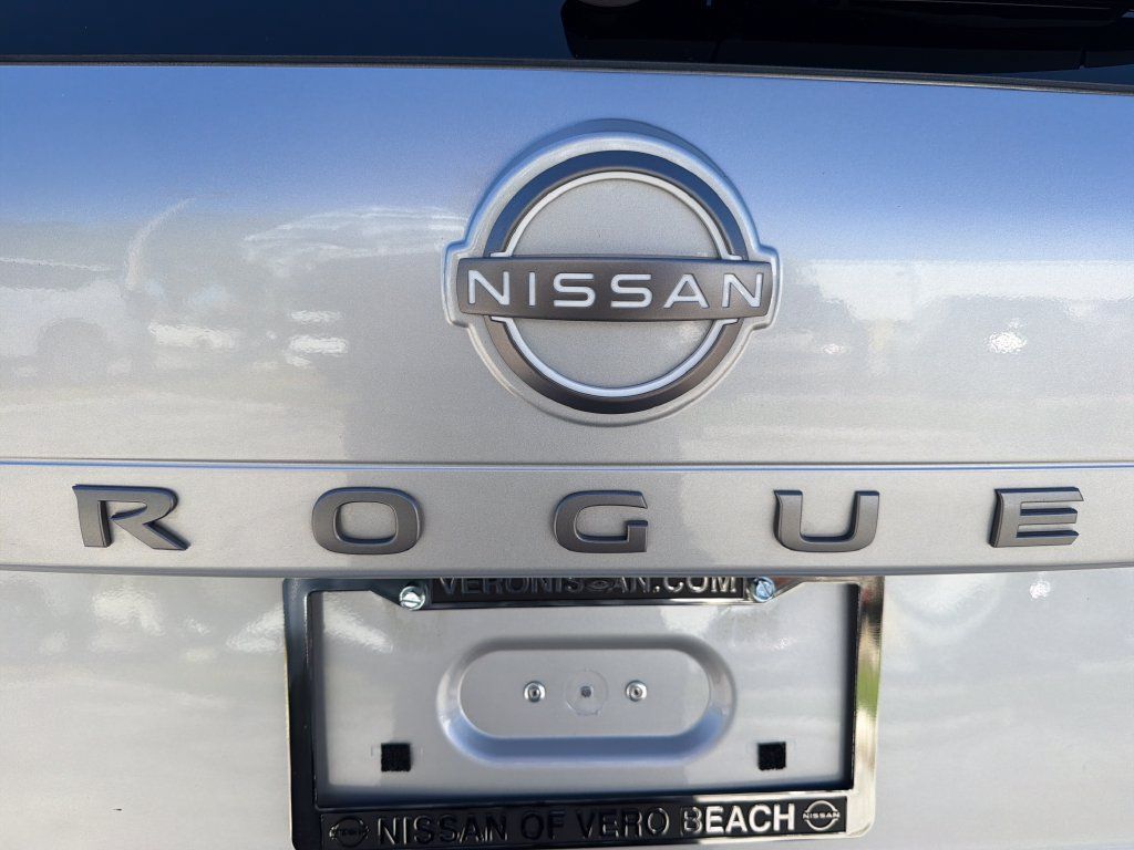 Used 2025 Nissan Rogue S AWD/4WD image 9