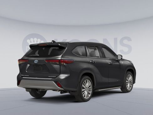 New 2026 Toyota Highlander Platinum image 2