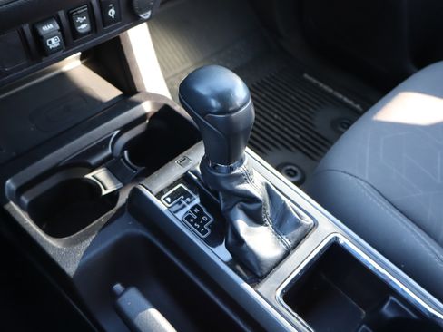 Used 2018 Toyota Tacoma TRD Sport image 31