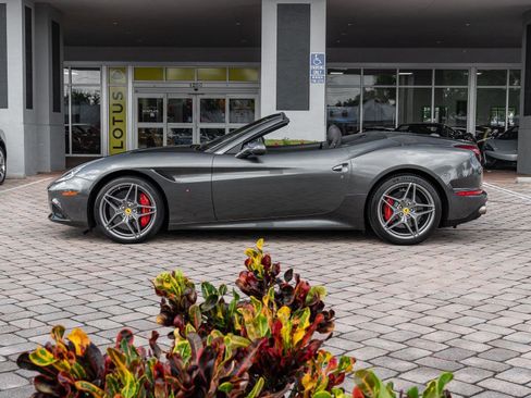 Used 2015 Ferrari California T image 7