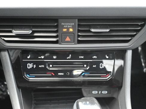 Used 2025 Volkswagen Jetta SE image 11